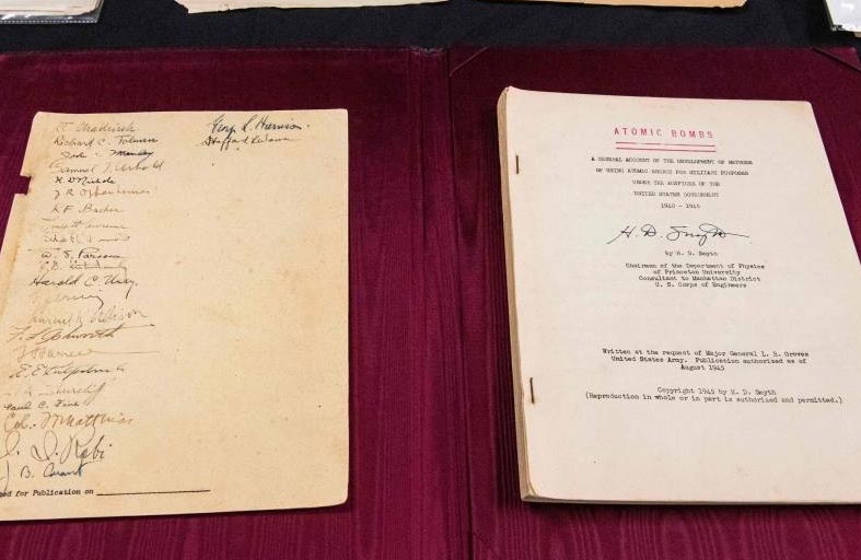 وثائق تتناول ابتكار أوبنهايمر للقنبلة الذرية مطروحة في مزاد