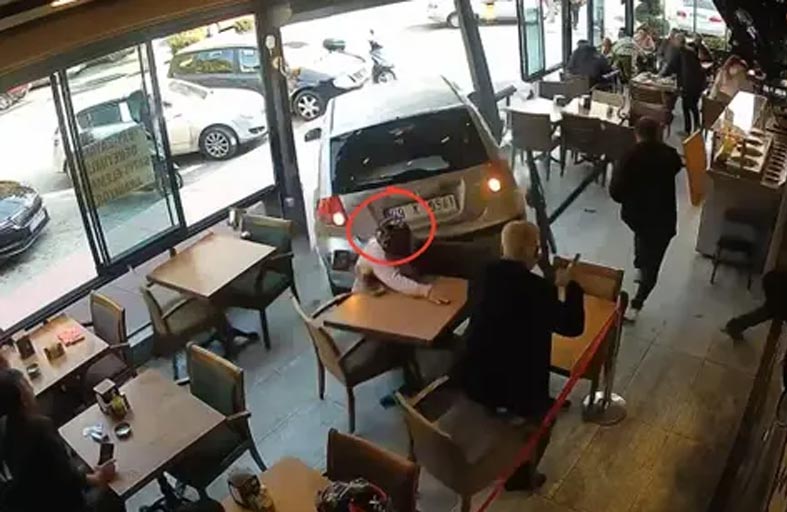 مصرع مسنة في اقتحام سيارة لمقهى