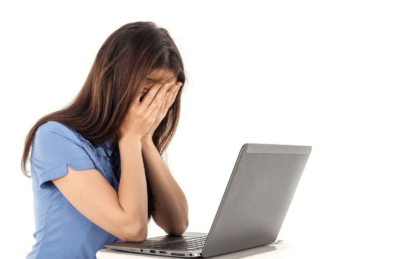 ضوء الشاشات يضر البشرة