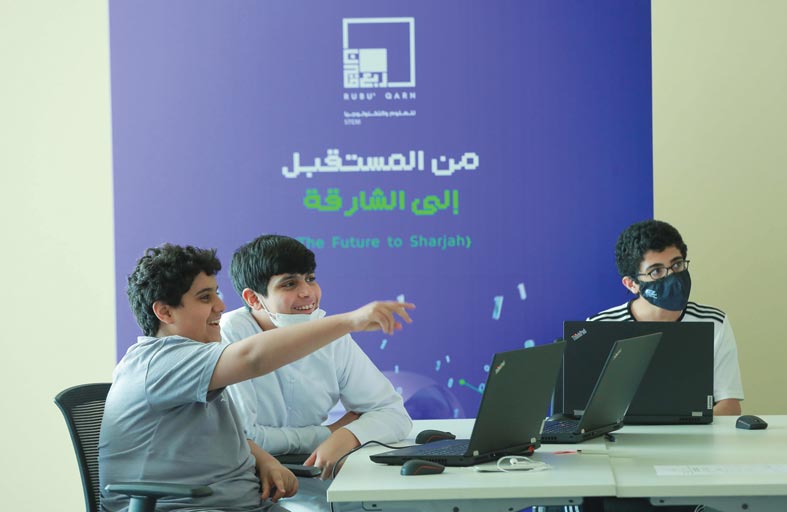 مشاركون يلتمسون تقنيات المستقبل عبر برنامج العلوم والتكنولوجيا