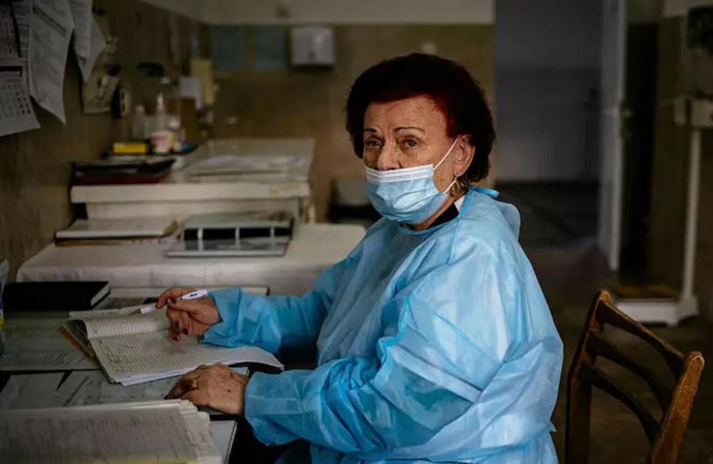 طبيبة في الـ82 على الخطوط الأمامية للمواجهة مع الجائحة