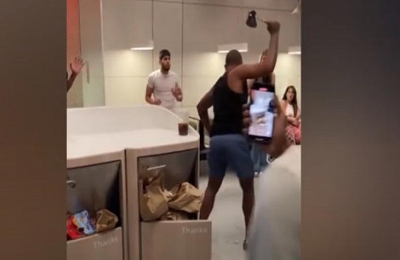 داخل ماكدونالدز..هجوم مروع بالفأس 