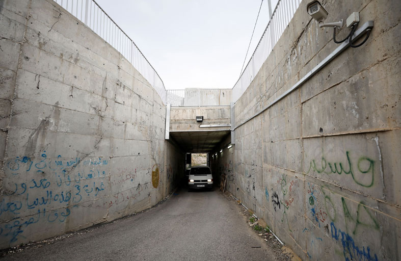 «الجدار العنصري» يحاصر أسرة فلسطينية كالسجن