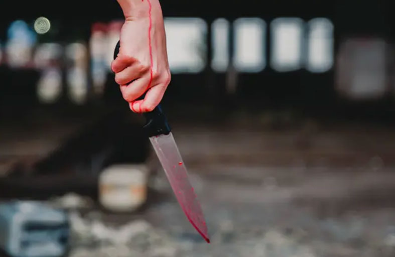 تطعن زوجها حتى الموت ثم تذبحه