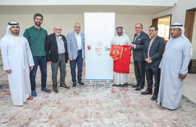 سعيد خلف الرميثي يكرم إدارة النادي الأهلي المصري