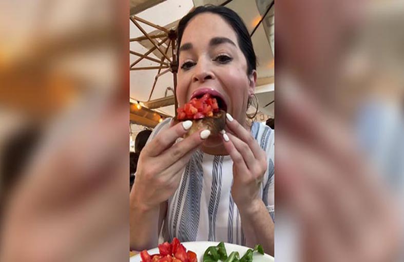 أمريكية تسجل أكبر فم لأنثى في العالم