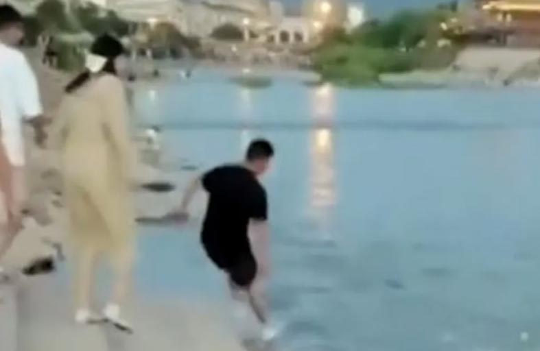 شاب ينقذ طفلة من الغرق في نهر جارف