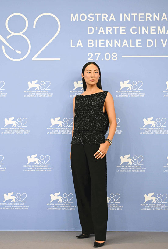 الممثلة الأمريكية جريتا لي لدى حضورها جلسة التصوير الخاصة بفيلم «بيت الديناميت» في مهرجان البندقية السينمائي الدولي. ا ف ب