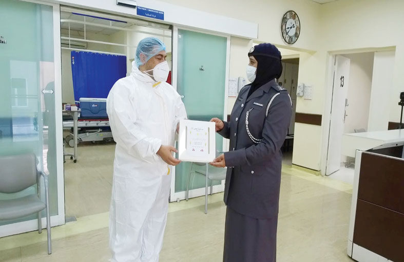 شرطة أبوظبي تُنفذ حزمة مبادرات لتعزيز السعادة والإيجابية الوظيفية