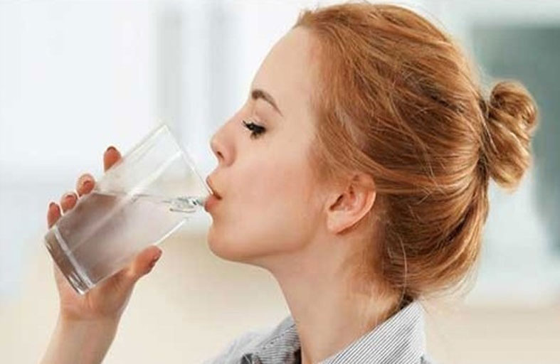 الماء على معدة خاوية.. ماذا يفعل ؟