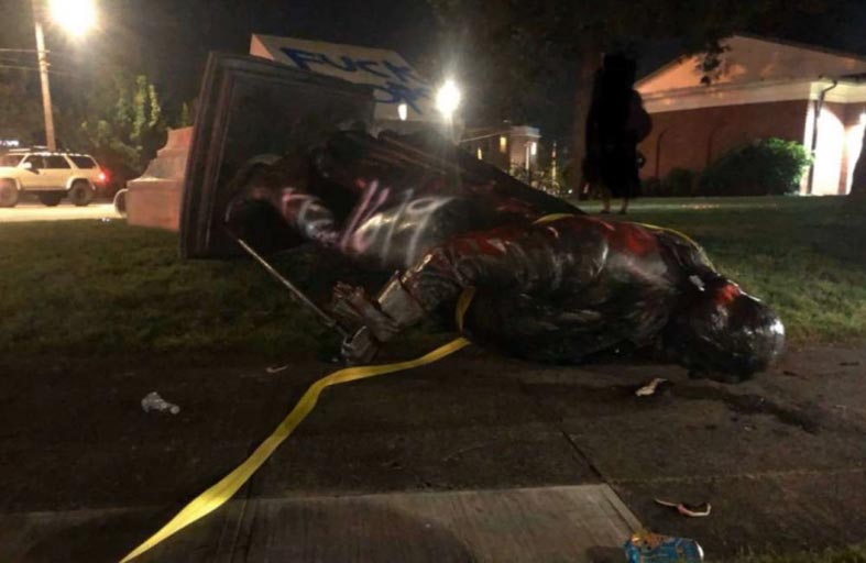 محتجون يطيحون تمثال جورج واشنطن في بورتلاند