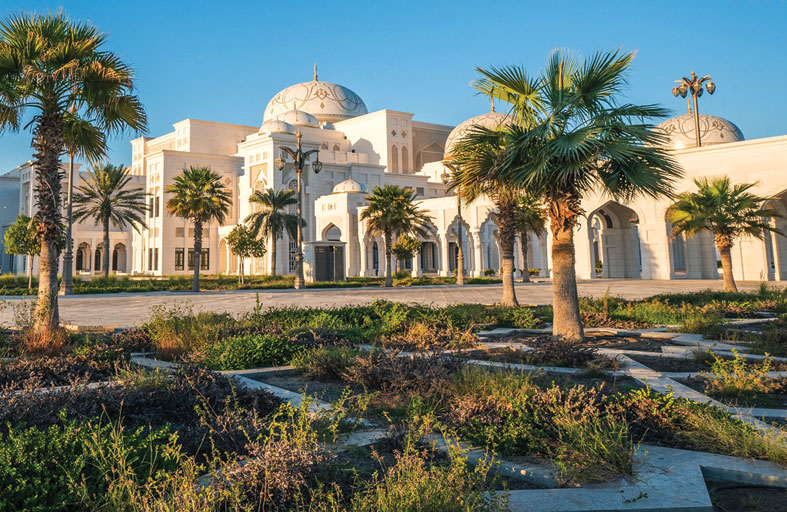 قصر الوطن: تحفة معمارية خلابة محاطة بحدائق بديعة