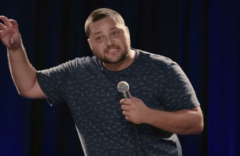 الإفراج عن كوميدي أوقف على خلفية نكتة