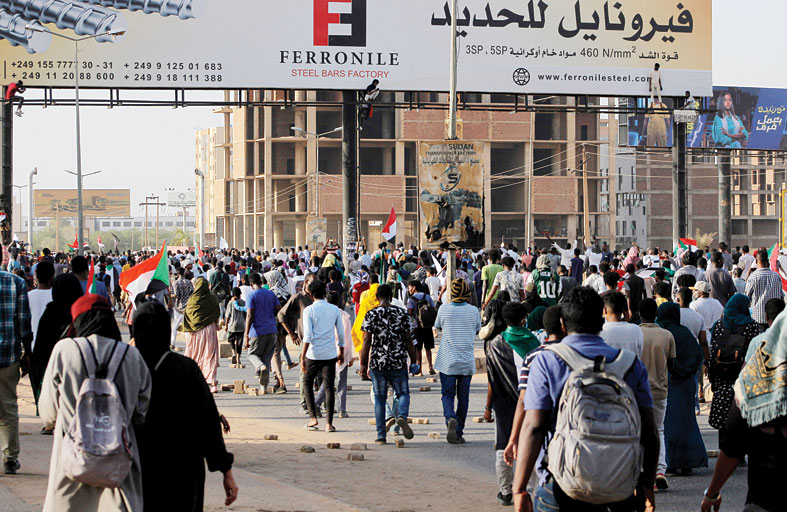 آلاف السودانيين يتظاهرون للمطالبة بالحكم المدني