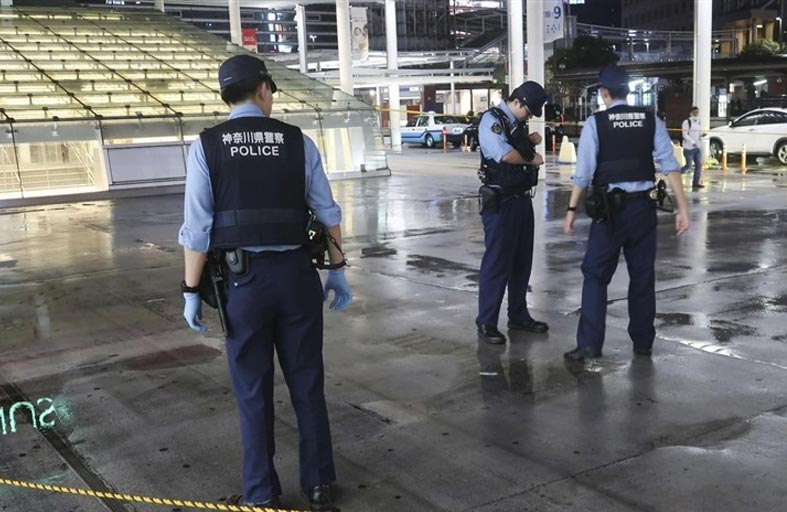 انتحار مراهقة يقتل امرأة بالصدفة