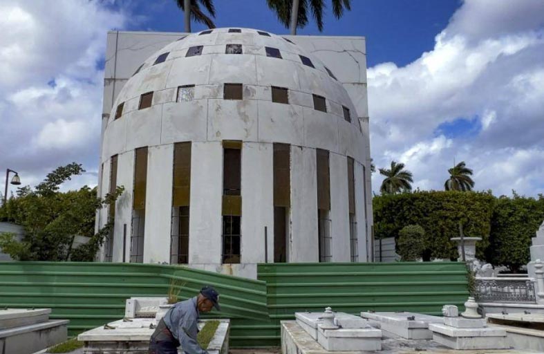 مقبرة مليئة بقصص الحب