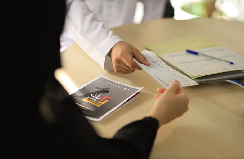 الشارقة للتمكين الاجتماعي توزع مبالغ الزكاة والمير الرمضاني على أسر الأيتام