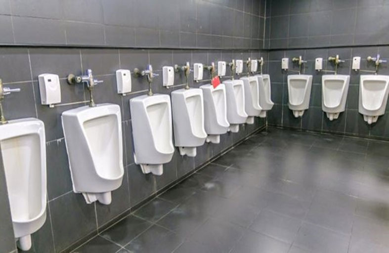 تنظيف المراحيض عقوبة منتهكي التباعد الاجتماعي