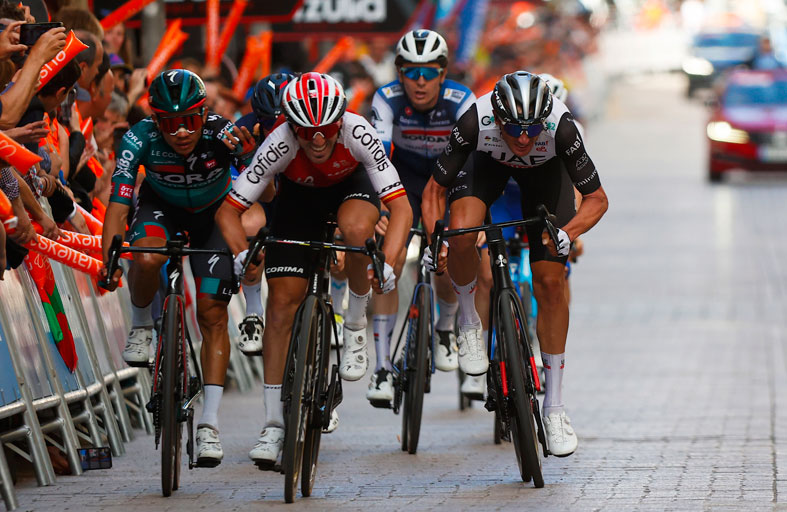 «الإمارات للدراجات» يحلق بلقب الشباب في سباق إتسوليا باسك كونتري