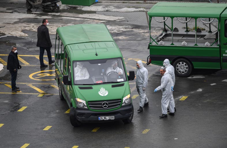 كورونا يعصف بتركيا.. وأردوغان مشغول بكيل الاتهامات