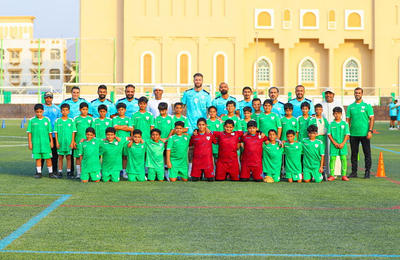 مجلس إدارة ولاعبو نادي دبا الحصن يتفقدون تدريبات الأشبال ويحفزونهم لمواصلة التميز