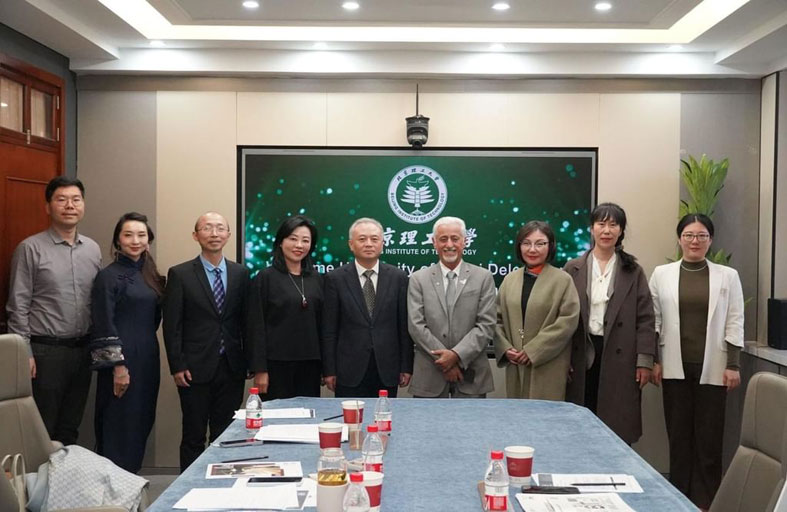 جامعة دبي تبحث التعاون الأكاديمي والعلمي مع جامعات صينية