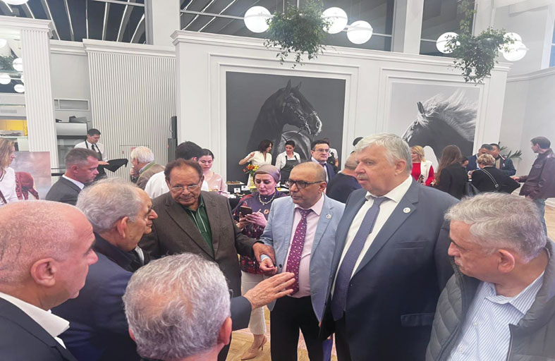 أمين عام جمعية شعوب العالم يحتفي بضيوف الشرف بعروض شائقة بمدرسة الكرملين للفروسية
