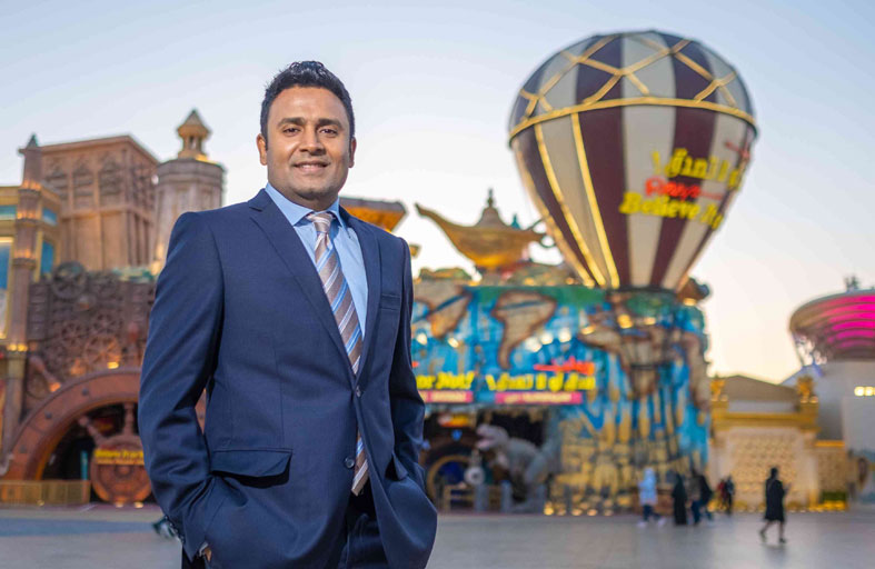 ضيوف القرية العالمية يستمتعون بالمعروضات والتجارب الغريبة في (ريبليز صدّق أو لا تصدّق) 