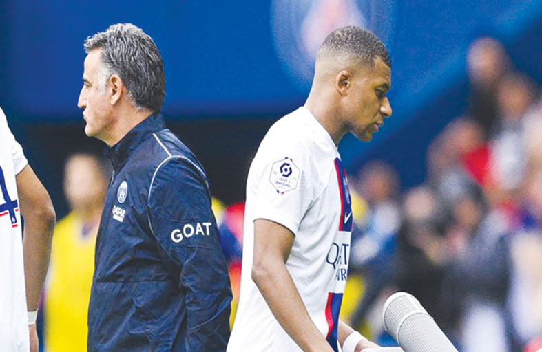 مدرب سان جيرمان يعلق على أنباء طلب مبابي بالرحيل