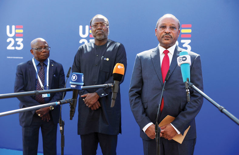 النظام العسكري في النيجر يأمر الشرطة بطرد سفير فرنسا 