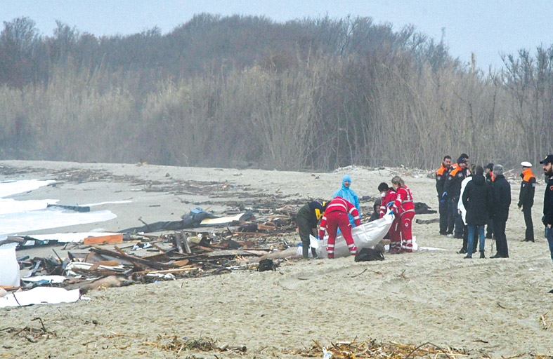 59 مهاجرا قضوا بتحطم مركب قبالة سواحل إيطاليا 