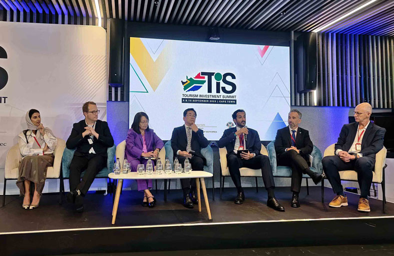 عبدالله بن طوق يدعو إلى الاستفادة من الفرص الاستثمارية السياحية الواعدة في الدولة 