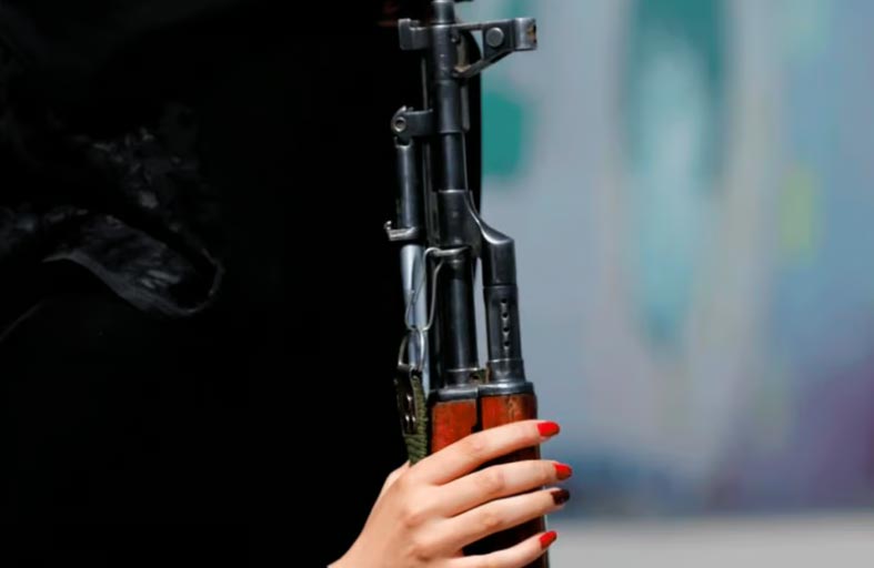 تُنهي حياة شريكها بـ21 طلقة