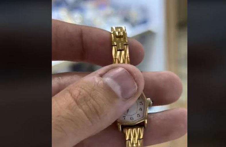 عجوز تحمل ثروة على معصمها دون أن تدري