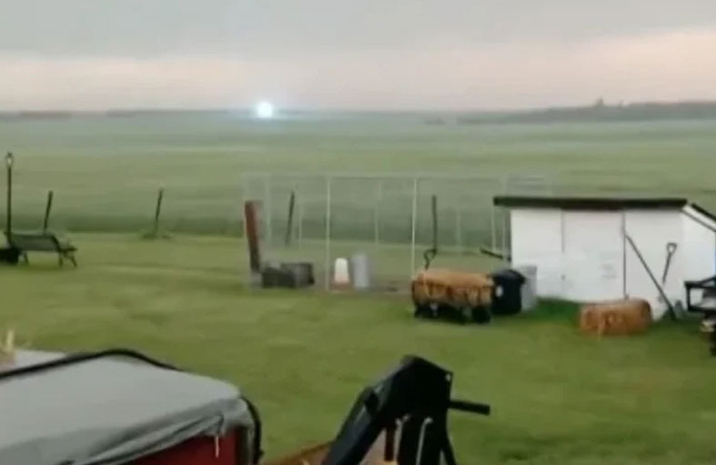 كندا.. لغز الكرة المتوهجة فوق أسطح المنازل