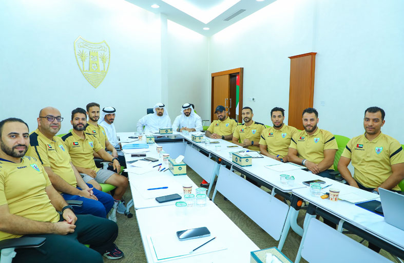 لجنة الألعاب الفردية بنادي دبا الحصن تبحث الاستعدادات والتحديات للموسم الرياضي 2025-2026