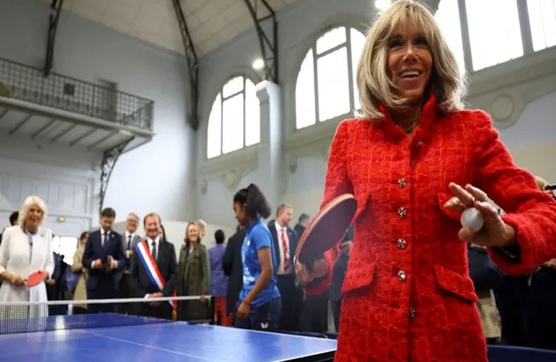 مباراة بينغ بونغ بين الملكة كاميلا وزوجة ماكرون