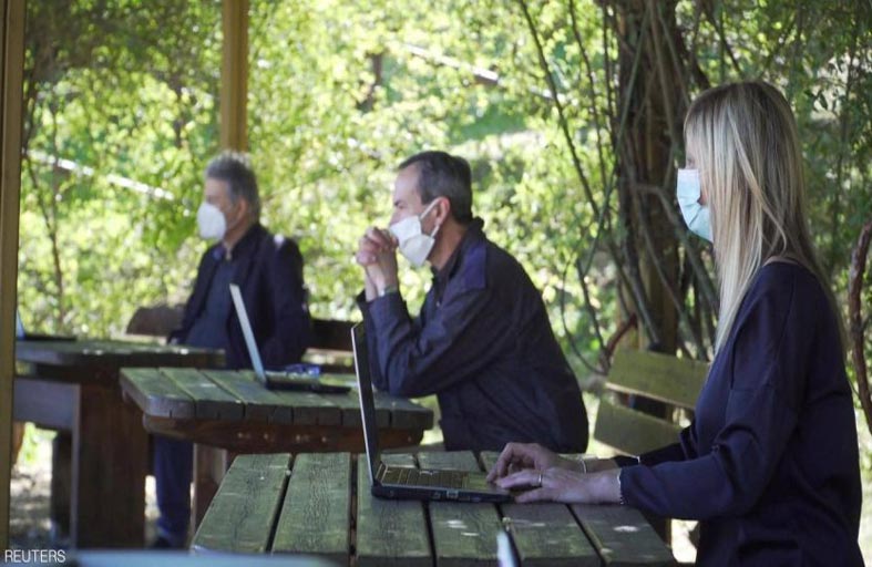 يخوضون الامتحانات وسط أشجار الزيتون