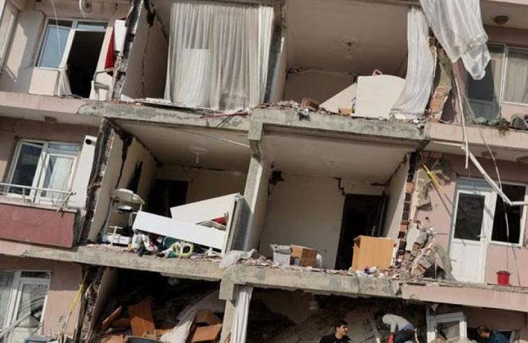 وفاة أسرة يمنية جراء زلزال تركيا