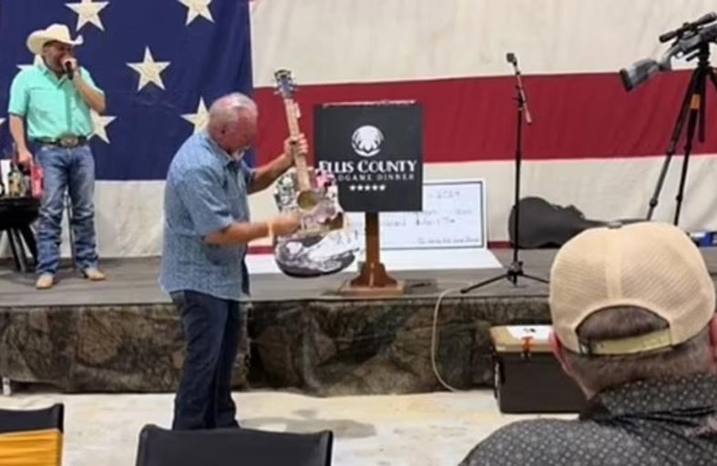 يشتري غيتار تايلور سويفت ثم حطمه 