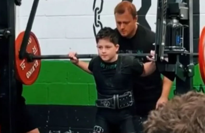 عمره 10 سنوات ورفع 115 كيلوغراما