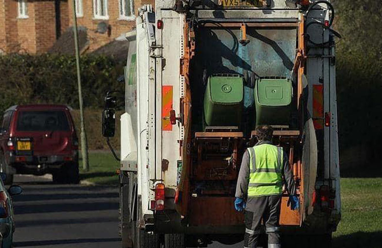 عثر عليهما نائمين في حاوية نفايات 