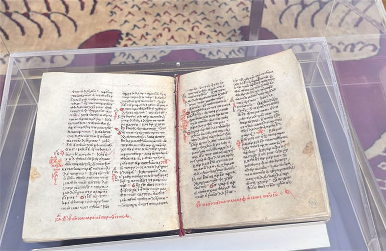 الولايات المتحدة تعيد لليونان إنجيلا عمره ألف عام