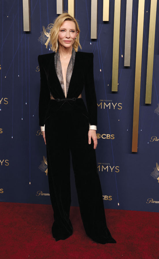 الممثلة الأسترالية كيت بلانشيت لدى وصولها إلى حفل توزيع جوائز إيمي برايم تايم السابع والسبعين في مسرح بيكوك بمسرح إل إيه لايف في لوس أنجلوس. ا ف ب 