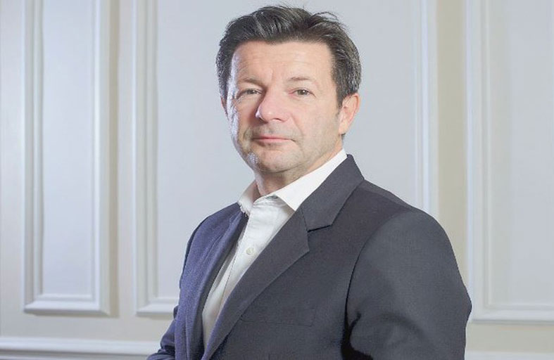 الوسط يغادر الحياة السياسية العالمية... لماذا؟