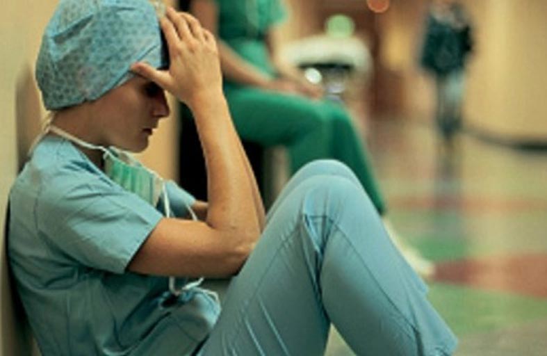 طبيب بريطاني يكشف قصور كليات طب في تهيئة الطلاب نفسيا