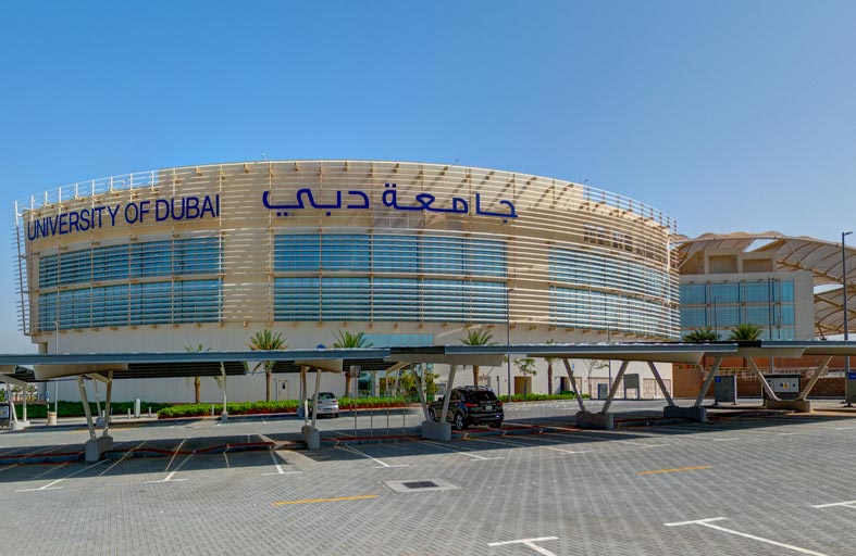 رئيس جامعة دبي يدعو الطلبة للاستفادة من التعلم عن بعد