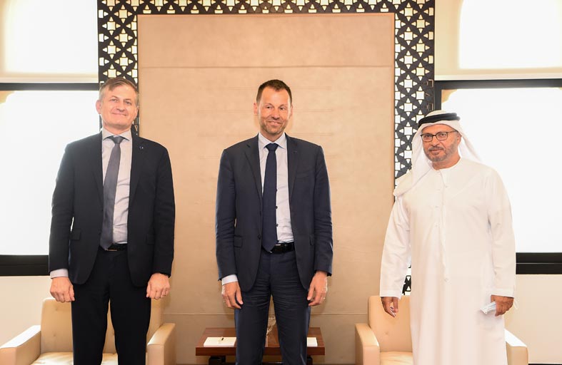 أنور قرقاش يستقبل مبعوث الاتحاد الأوروبي الخاص إلى أفغانستان