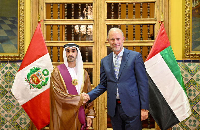 رئيسة بيرو تمنح سفير الإمارات وسام شمس بيرو 
