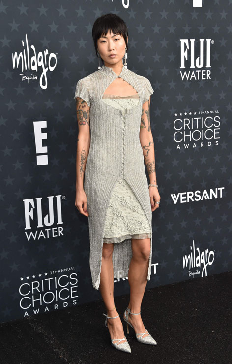 الممثلة الكورية الجنوبية الأمريكية ماي هونغ لدى حضورها حفل توزيع جوائز اختيار النقاد السنوي الـ31 في باركر هانغار، كاليفورنيا. ا ف ب